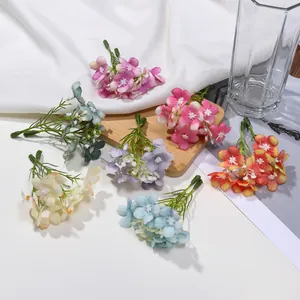 Vista dettagliata di piccoli fiori di seta artificiali colorati per accessori per capelli DIY