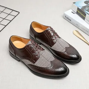 Klassische braune Brogue-Schuhe für Herren im britischen Stil mit Karostoff-Einsatz