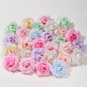 Primo piano di teste di rose artificiali colorate con trama di rugiada realistica.
