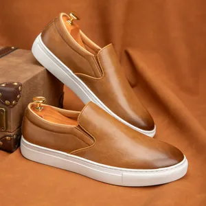 Mocasines de cuero marrón para hombre con suelas blancas de estilo informal