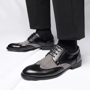Elegante schwarze Herren-Brogues aus Leder mit modischem grauem Karomuster-Einsatz