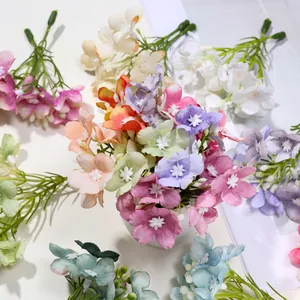 Primo piano di piccoli bouquet di fiori di seta colorati per accessori fai da te.