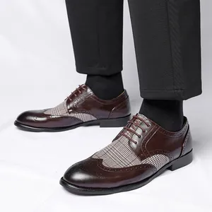 Klassische braune Oxford-Herrenschuhe im Vintage-Stil mit Hahnentritt-Muster-Details