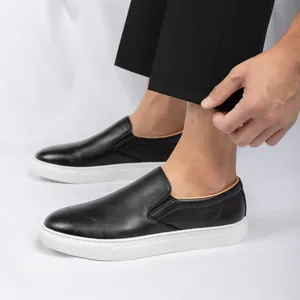 Mocasines minimalistas de cuero negro para hombre con suelas blancas para negocios