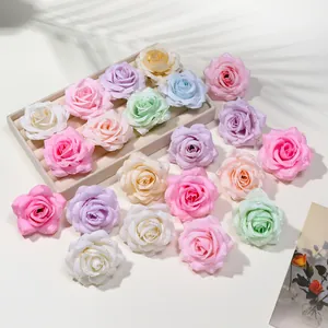 Primo piano di teste di rose in seta colorate con gocce di rugiada per fai da te