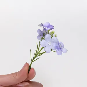 Dettaglio di un piccolo fiore di seta viola per accessori per capelli fai-da-te.