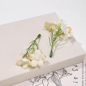 Dettaglio di piccoli fiori di seta artificiali per la creazione di accessori per capelli