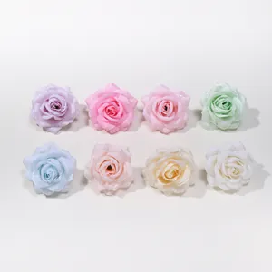 Vista dettagliata di teste di rose in seta artificiale con gocce d'acqua realistiche.