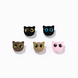 Vue détaillée de perles de tête de chat floquées colorées pour la création de bijoux