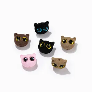 Vue détaillée des perles de tête de chat floquées pour la création de bijoux DIY
