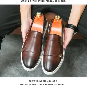 Dettaglio delle scarpe monk in pelle marrone da uomo con suole bianche
