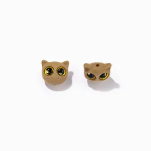 Vue détaillée de perles de tête de chat floquées brunes avec de grands yeux pour DIY.