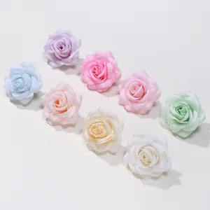 Primo piano di teste di rose in seta multicolore con realistiche gocce di rugiada