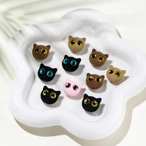 Vue détaillée de perles de tête de chat floquées colorées pour bijoux créatifs DIY