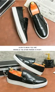Sneakers da uomo in pelle nera con doppia fibbia, suole bianche e fibbie in metallo
