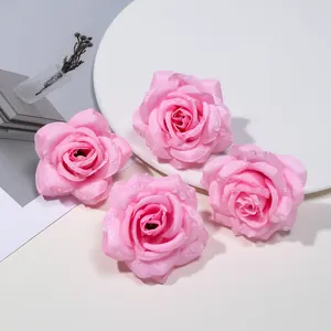 Vista macro di teste di rose di seta rosa con dettagli di gocce di rugiada
