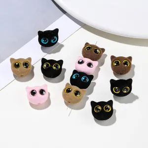Vue rapprochée de la texture floquée et des grands yeux des perles de chat pour DIY