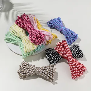Gros plan de cordes en coton bicolores multicolores pour le bricolage et l'emballage