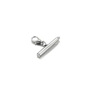 Gros plan d'un fermoir tube coulissant en argent poli avec mousqueton pour création de bijoux.