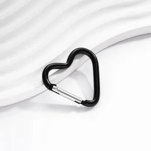 Détail d'un mousqueton porte-clés en alliage d'aluminium noir mat en forme de cœur.