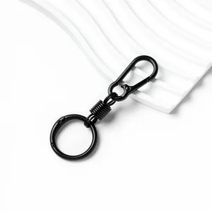 Dettaglio ravvicinato di un portachiavi a moschettone in lega di zinco nero opaco