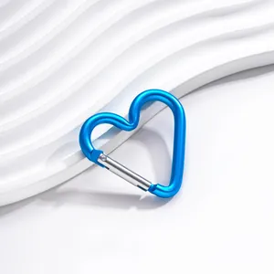 Détail d'un mousqueton en aluminium bleu en forme de cœur pour sacs et clés