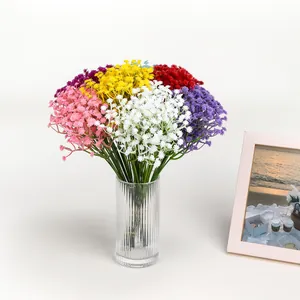 Bunte künstliche Schleierkrautblumen in einer Glasvase zur stilvollen Heimdekoration