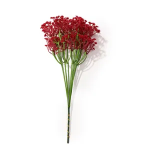 Makro-Detail von künstlichen roten Schleierkrautblumen für die Heimdekoration