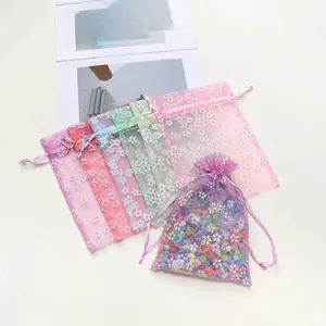 Detailweergave van kleurrijke organza zakjes met bloemen voor sieraden en cadeaus