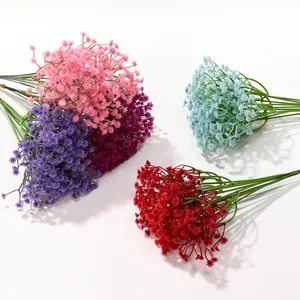 Detailansicht bunter künstlicher Schleierkrautblüten für DIY-Dekoration