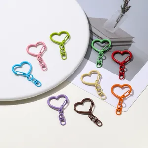 Assortiment de fermoirs à ressort colorés en forme de cœur pour les bijoux DIY.
