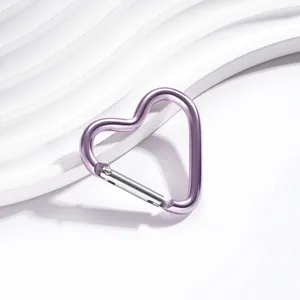 Vue détaillée d'un mousqueton en aluminium violet en forme de cœur pour sacs et clés