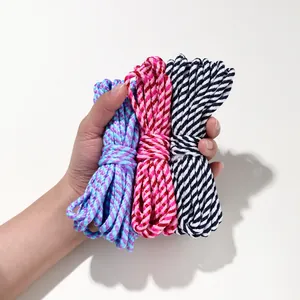 Vue détaillée de cordes en coton torsadées bicolores pour le bricolage à la main