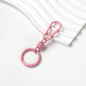 Dettaglio di un portachiavi rosa macaron in lega di zinco con moschettone a molla