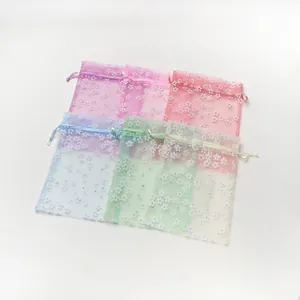 Detailweergave van gekleurde organzazakjes met bloemenprint voor geschenken