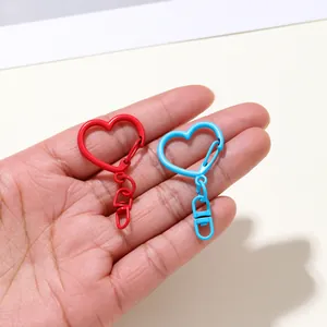 Vue détaillée de fermoirs mousquetons colorés en forme de cœur pour bijoux DIY