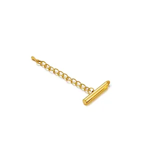 Gros plan d'un fermoir à tube coulissant doré avec chaîne d'extension pour bijoux DIY.