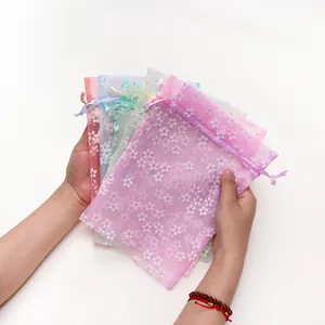 Detailweergave van fleurige organza zakjes voor sieraden en geschenkverpakkingen