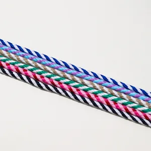 Gros plan sur des cordes en coton torsadées multicolores pour le bricolage et les cadeaux