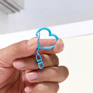 Vue rapprochée d'un fermoir mousqueton bleu ciel en forme de cœur pour bijoux DIY