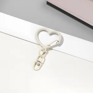 Vue détaillée d'un fermoir à ressort en forme de cœur crème pour les accessoires de bijoux