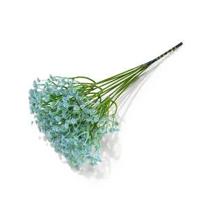 Detailaufnahme hellblauer künstlicher Schleierkrautblumen für DIY-Heim- und Hochzeitsdeko