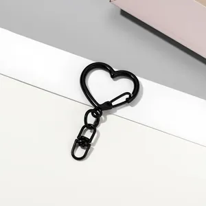 Vue détaillée d'un porte-clés mousqueton noir en forme de cœur pour bijoux DIY