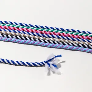 Détail macro de cordes en coton tressé multicolores pour le bricolage et l'emballage