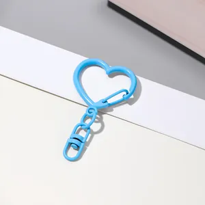 Gros plan sur le détail du mousqueton en émail bleu en forme de cœur pour bijoux.