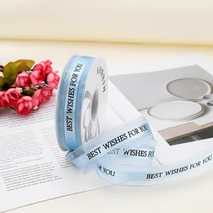 Dettaglio nastro organza azzurro con stampa Best Wishes For You per confezioni regalo