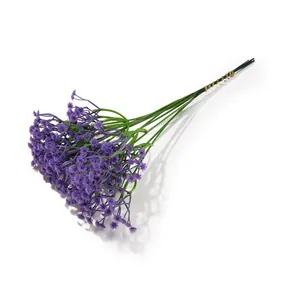 Detailansicht von lila künstlichen Schleierkrautblumen mit grünen Kunststoffstielen.