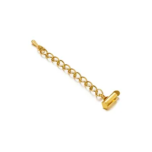 Gros plan d'un fermoir tube coulissant doré avec chaîne d'extension pour bijoux DIY