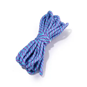 Vue détaillée de la corde en coton tressé bleu et violet pour le bricolage créatif