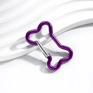 Vue détaillée d'un mousqueton en aluminium violet en forme d'os pour porte-clés